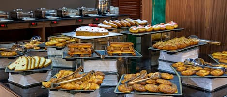 Colazione a buffet, servita tutte le mattine (16 JOD a persona)