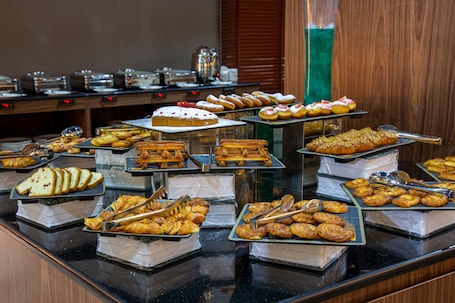 Desayuno buffet diario (JOD 16 por persona)