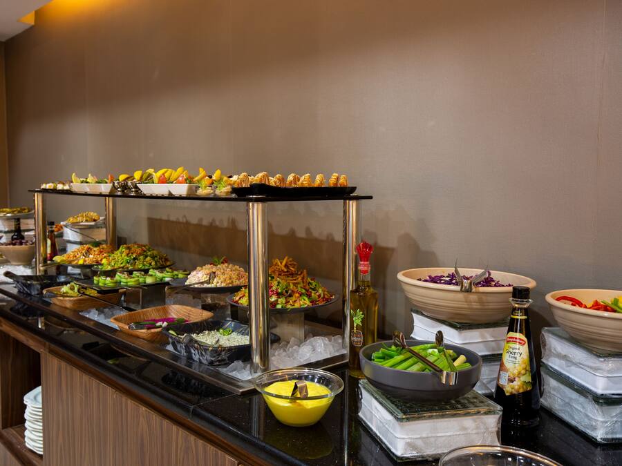En buffet med et udvalg af mad og tilbehør.
