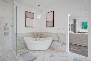 Bathtub, hair dryer, towels, soap - Seagrove - Mi Casa (Santa Rosa Beach)