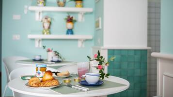 Café da manhã completo grátis todos os dias