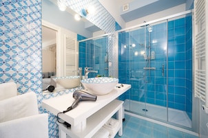 Suite | Baño | Artículos de higiene personal gratuitos, secador de pelo y bidé
