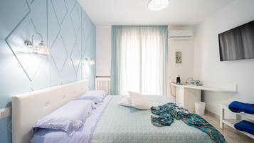 Deluxe Room, Sea View | 1 bedroom, individually decorated, individually furnished, desk