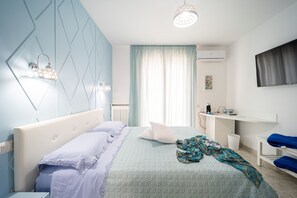 Rom – deluxe, sjøutsikt | 1 soverom, individuelt dekorert, individuelt innredet og skrivebord