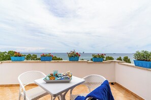 Rom – deluxe, sjøutsikt | 1 soverom, individuelt dekorert, individuelt innredet og skrivebord