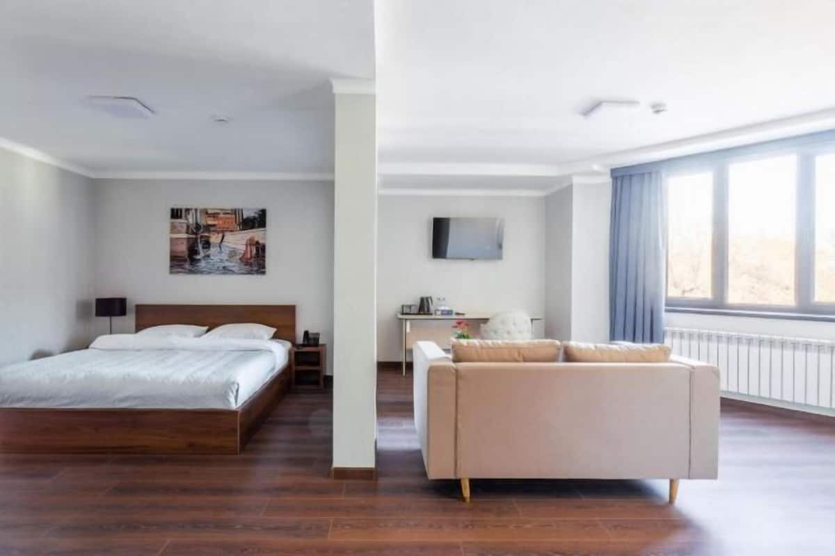 1 bedroom, premium bedding, down comforters, desk