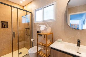 Dusche, Haartrockner, Handtücher
