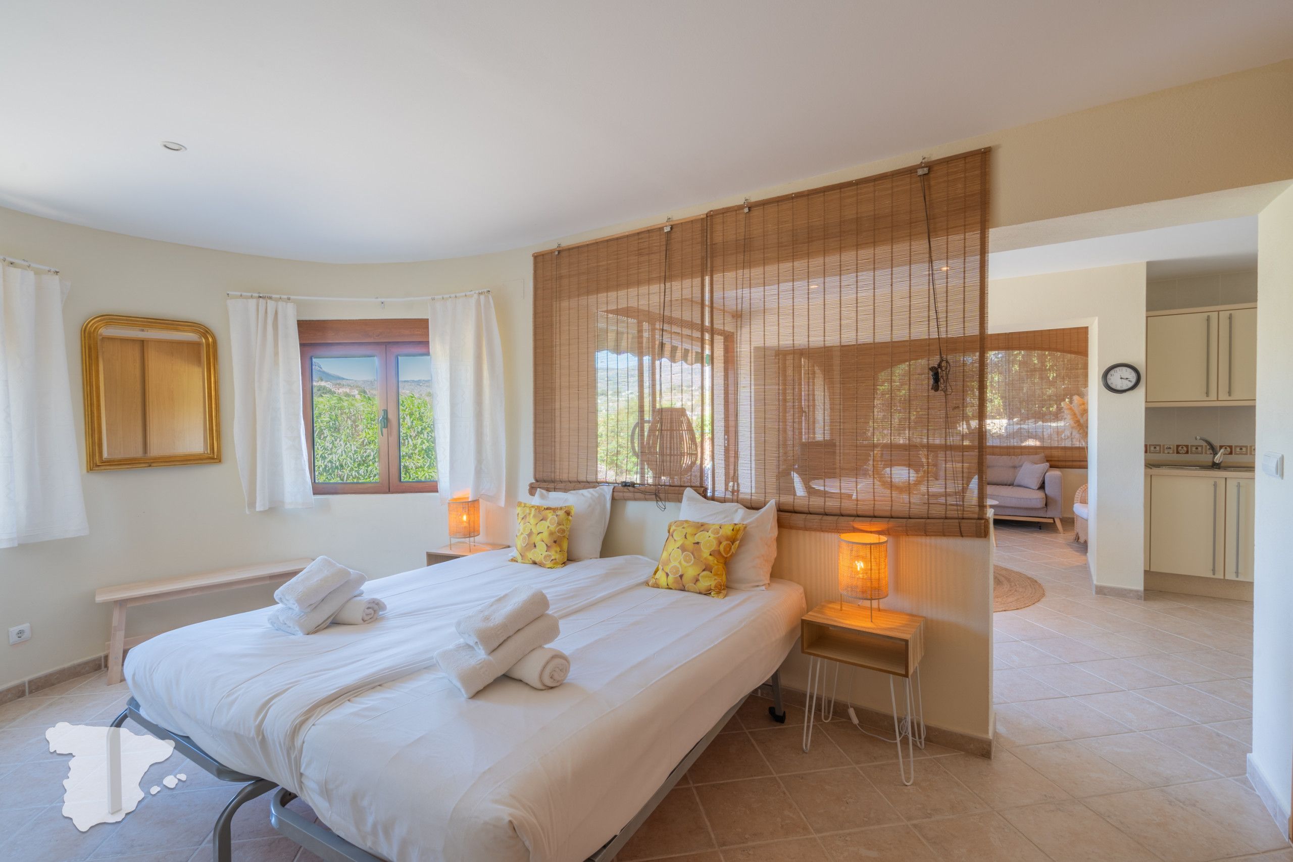 Une chambre d’hôtel dotée d’un grand lit, d’un coin salon avec un canapé et offrant une vue sur l’extérieur.
