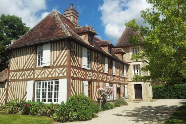 Manoir des Ullis avec sa tour