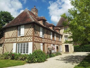 A traditional half-timbered house with a gravel driveway and lush greenery. - Manoir des Ullis (Saint-Pierre-en-Auge)