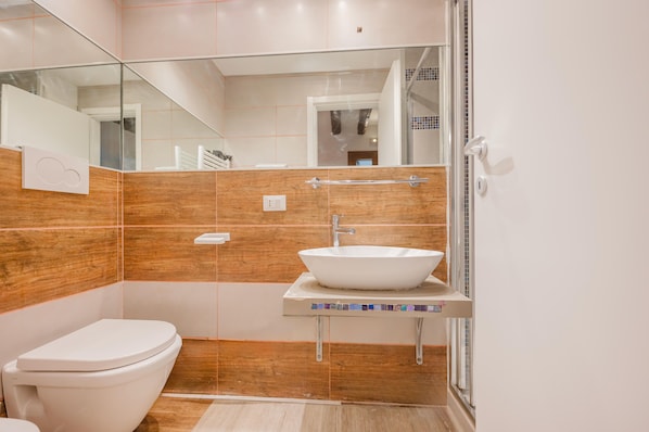 Appartement | Salle de bain | Douche, douche à « effet pluie », sÚche-cheveux, bidet