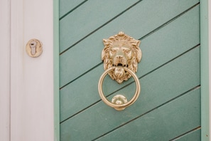 A door with a lion head knocker and a keyhole. - Rialto Suite (Venice)