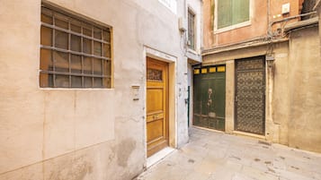 Vista frontal de la propiedad