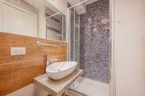 Appartement | Salle de bain | Douche, douche à « effet pluie », sÚche-cheveux, bidet
