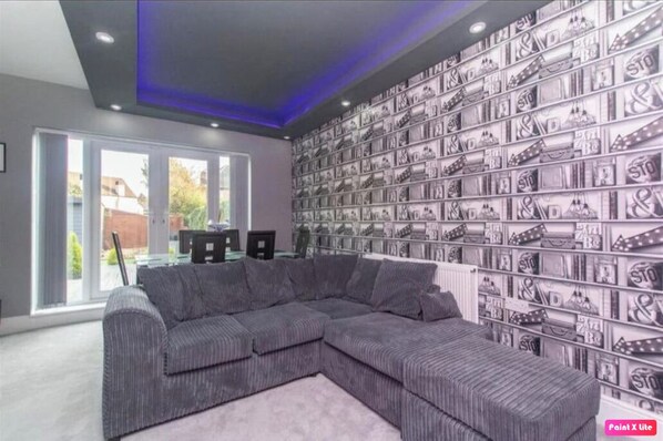 Télévision, cheminée