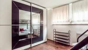 A room with a bunk bed, a sliding closet, a radiator, and a window with curtains. - Ferienwohnung im Zentrum von Mahlberg (Mahlberg)
