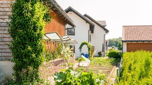 Un jardín con diversas plantas y una valla de madera.