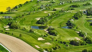 An aerial view of a golf course with multiple greens, sand bunkers, and a pond. - Ferienhaus, Schontal-winzenhofenn (Schöntal)
