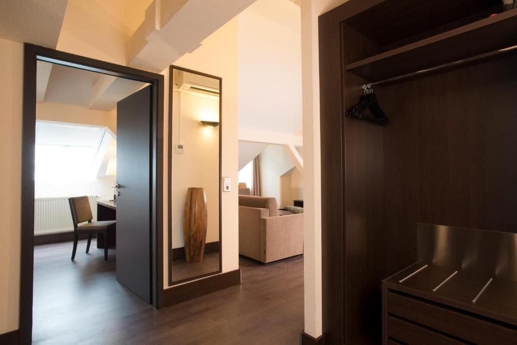 Minibar, caixa forta a l'habitació i escriptori 