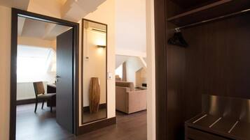 Minibar, caixa forta a l'habitació i escriptori