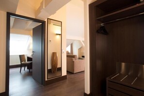 Minibar, caja de seguridad en la habitación y escritorio 