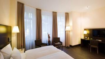 Minibar, caixa forta a l'habitació i escriptori