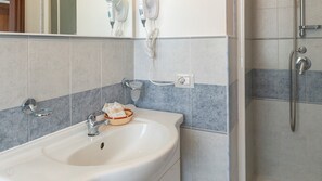 Dusj, hårføner, bidé og håndklær