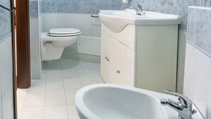 Dusche, Haartrockner, Bidet, Handtücher