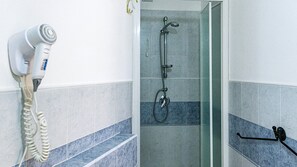 Chuveiro, secador de cabelo, bidê, toalhas de banho