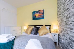 4 habitaciones, tabla de planchar con plancha y cuna de viaje 