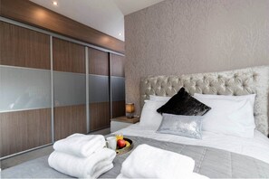 4 chambres, fer et planche à repasser, lit de bébé portatif