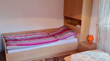 3 bedrooms, iron/ironing board, bed sheets