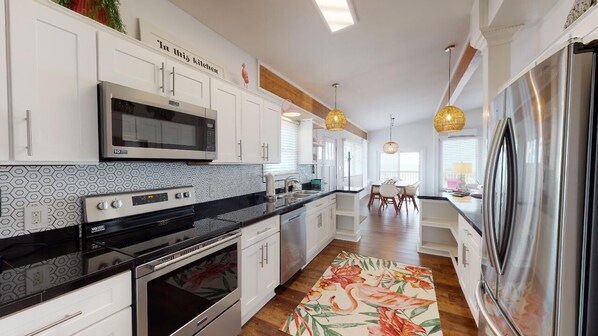 Køleskab, mikrobølgeovn, ovn, kogeplade