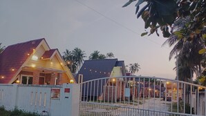 Una zona residencial cerrada con varias casas, cada una con techo inclinado y construcción de ladrillo.