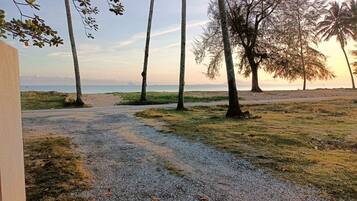 Am Strand, weißer Sandstrand