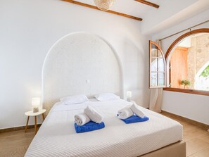 4 عدّة غرف نوم وطراز فريد لكل وحدة وملاءات أسرّة