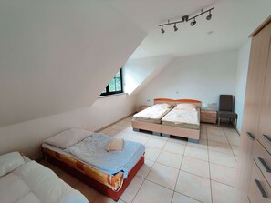 House | 3 bedrooms, individually furnished, bed sheets
