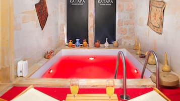 Habitación doble Royal | Baño | Amenidades de baño de diseñador, secadora de cabello, pantuflas