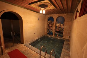 Royal-Doppelzimmer | Badezimmer | Designer-Toilettenartikel, Haartrockner, Hausschuhe, Handtücher