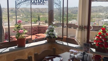 Frokost med lokale retter er inkludert hver dag