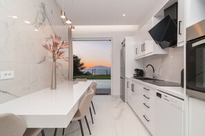 럭셔리 빌라 | 전용 주방 | 대용량 냉장고, 전자레인지, 오븐, 쿡탑