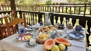 Free daily cooked-to-order breakfast  - Pousada Lago Azul  (Camanducaia)