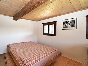 House | 3 bedrooms, individually furnished, iron/ironing board