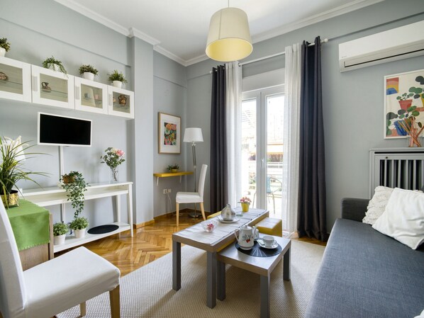 Apartment | Living area - Snug Apartment in Athena With Veranda (Athens)