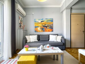Apartment | Living area - Snug Apartment in Athena With Veranda (Athens)