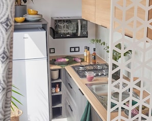 Fridge, microwave, stovetop, cookware/dishes/utensils - VVF Morbihan Larmor-Plage, Larmor Baden (Larmor-Plage)
