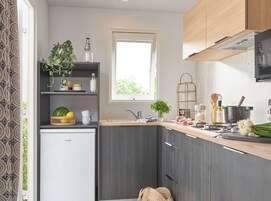 Geladeira, micro-ondas, cooktop, talheres/pratos/utensílios de cozinha