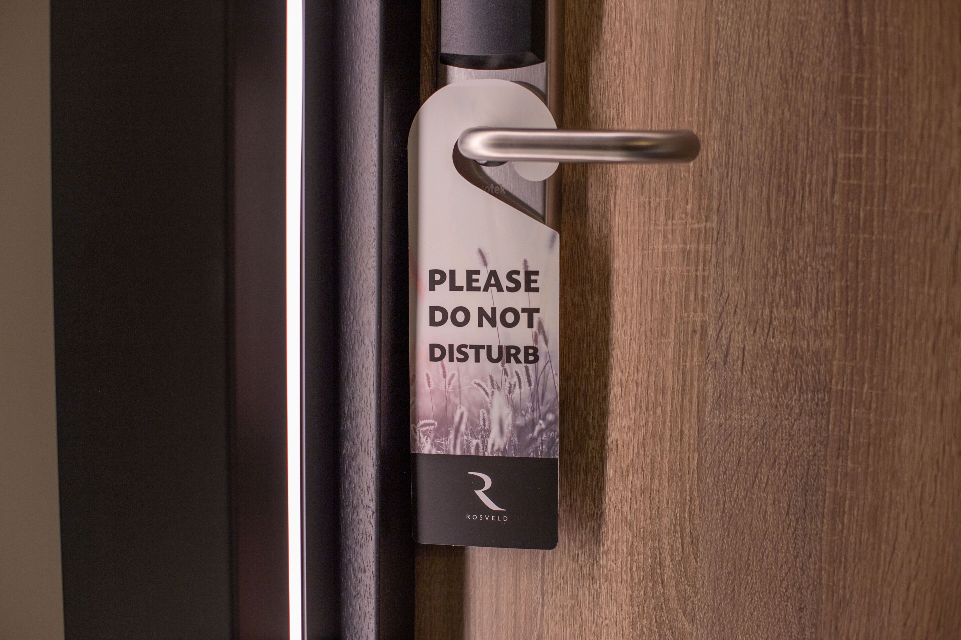 Una puerta con un cartel de 'No molestar' y ranura para la llave.