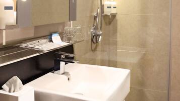 Shower, pancuran hujan, perlengkapan mandi gratis, dan pengering rambut