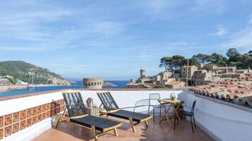 Deluxe kamer, terras, uitzicht op baai | Terras